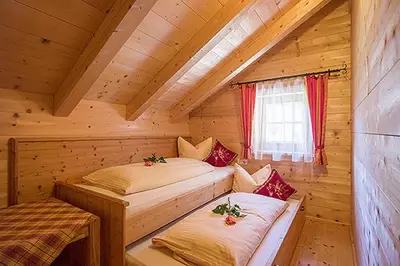 Ein Bett oder Betten in einem Zimmer der Unterkunft Achenseer Hüttendörfl