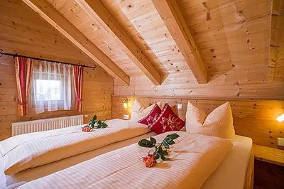 Ein Bett oder Betten in einem Zimmer der Unterkunft Achenseer Hüttendörfl