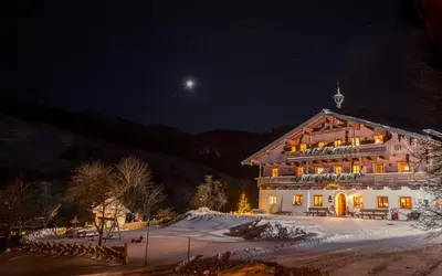 Ein allgemeiner Bergblick oder ein Berglick von des Bauernhofs aus