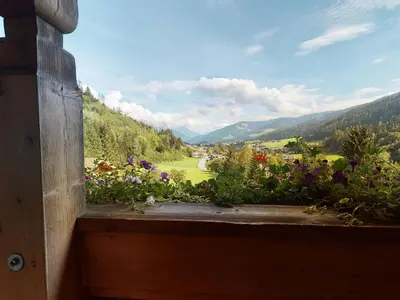 Ein allgemeiner Bergblick oder ein Berglick von des Bauernhofs aus