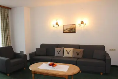 Ein Sitzbereich in der Unterkunft Apart Hotel Garni Strasser