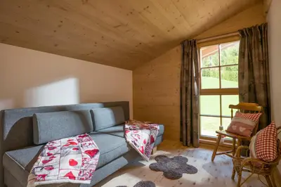 Ein Sitzbereich in der Unterkunft Chalet Auszeit