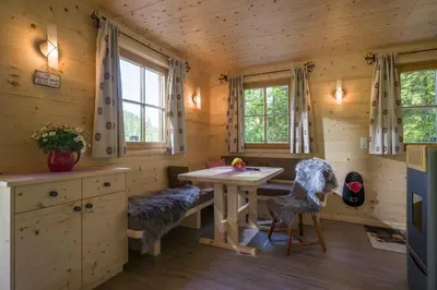 Ein Sitzbereich in der Unterkunft Chalet Auszeit