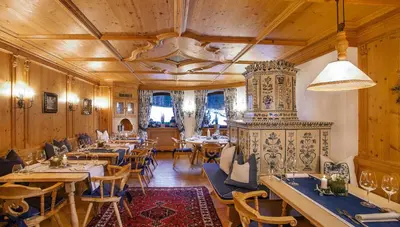 Ein Restaurant oder anderes Speiselokal in der Unterkunft Kaiserhof Superior