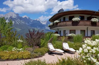 Ein allgemeiner Bergblick oder ein Berglick von des Hotels aus