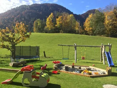 Ein Kinderspielbereich in der Unterkunft Ferienwohnung Lederer
