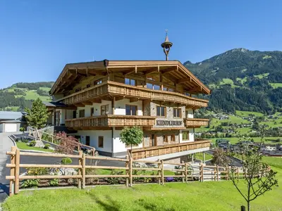 Ein allgemeiner Bergblick oder ein Berglick von des Ferienhauses aus