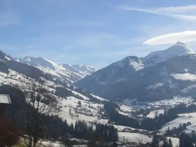 Ein allgemeiner Bergblick oder ein Berglick von der Ferienwohnung aus
