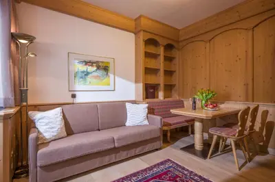 Ein Sitzbereich in der Unterkunft Hotel Almhof