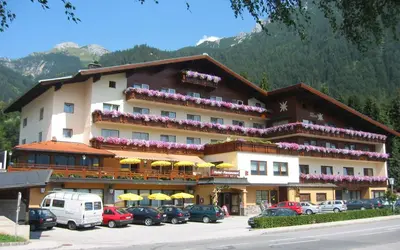 Ein allgemeiner Bergblick oder ein Berglick von des Hotels aus