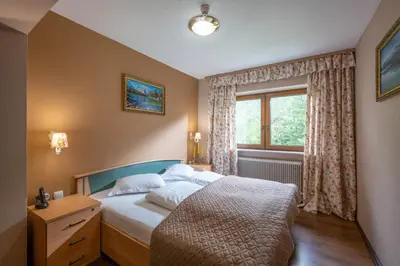 Ein Bett oder Betten in einem Zimmer der Unterkunft Alpenhotel Edelweiss
