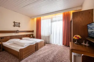 Ein Bett oder Betten in einem Zimmer der Unterkunft Alpenhotel Edelweiss