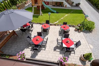 Ein Garten an der Unterkunft Haus Tirol