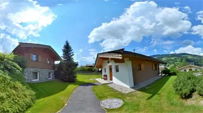 Ein allgemeiner Bergblick oder ein Berglick von des Ferienhauses aus