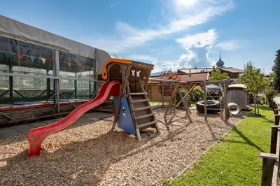 Ein Kinderspielbereich in der Unterkunft Apartment Anita