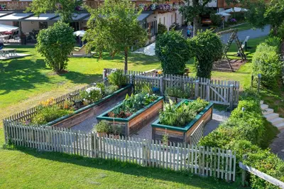 Ein Garten an der Unterkunft Erlebnisgut & Reiterhof Oberhabach