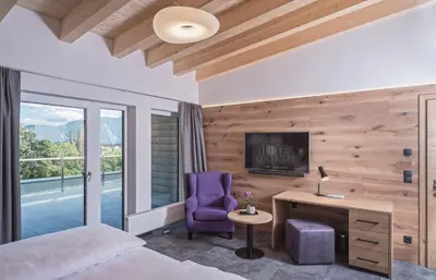 Ein Sitzbereich in der Unterkunft Arthur's Hotel und Apartments am Achensee