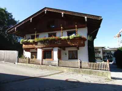 Das Gebäude in dem sich das Ferienhaus befindet
