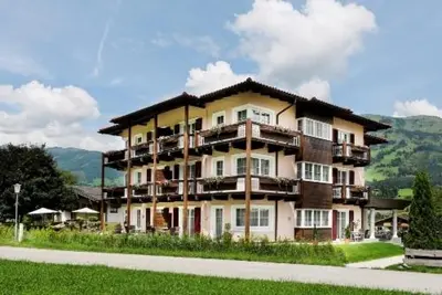 Ein allgemeiner Bergblick oder ein Berglick von des Aparthotels aus
