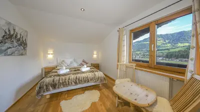 Ein Bett oder Betten in einem Zimmer der Unterkunft Chalet Moralee Kitzbühel, Whirlpool & Alpenblick