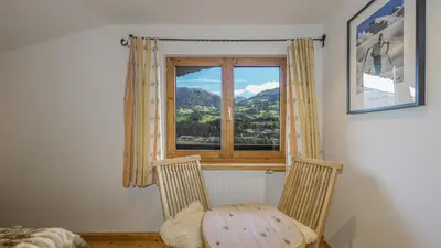 Ein allgemeiner Bergblick oder ein Berglick von des Chalets aus
