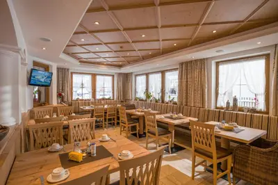 Ein Restaurant oder anderes Speiselokal in der Unterkunft Landhaus Schneeberger