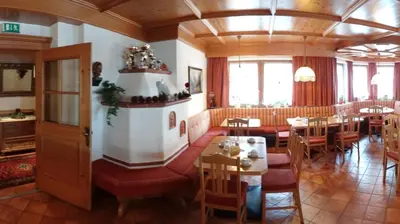 Ein Restaurant oder anderes Speiselokal in der Unterkunft Landhaus Schneeberger