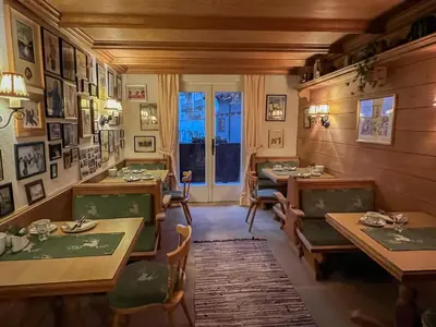 Ein Restaurant oder anderes Speiselokal in der Unterkunft Koller, Pension Haus