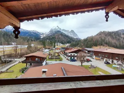 Ein allgemeiner Bergblick oder ein Berglick von des Hotels aus