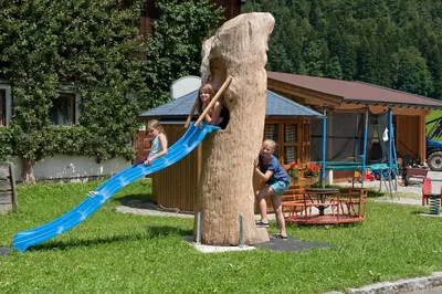 Ein Kinderspielbereich in der Unterkunft Hotel Gut Kramerhof