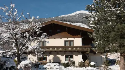 Ein allgemeiner Bergblick oder ein Berglick von der Pension aus