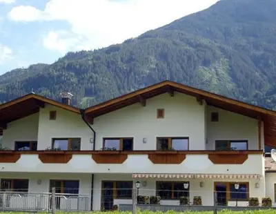 Ein allgemeiner Bergblick oder ein Berglick von der Pension aus