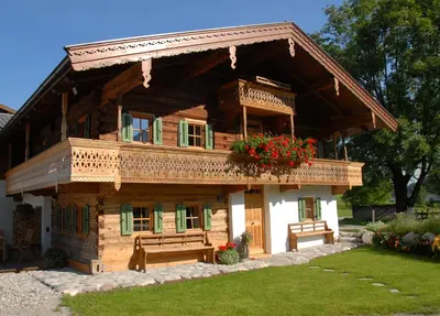 Das Gebäude in dem sich das Ferienhaus befindet