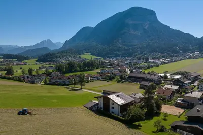 Ein allgemeiner Bergblick oder ein Berglick von der Pension aus