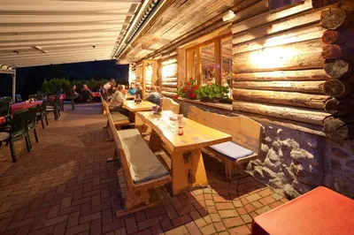 Ein Restaurant oder anderes Speiselokal in der Unterkunft Alpengasthof Oberweissbach