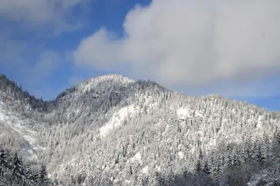 Ein allgemeiner Bergblick oder ein Berglick von der Pension aus