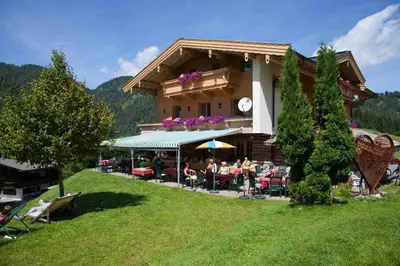 Ein allgemeiner Bergblick oder ein Berglick von der Pension aus