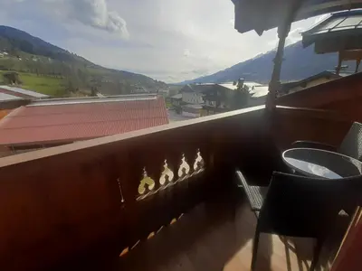 Ein allgemeiner Bergblick oder ein Berglick von des Gasthauses aus
