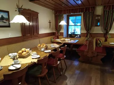 Ein Restaurant oder anderes Speiselokal in der Unterkunft Tischlerwirt