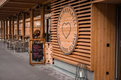 Ein Restaurant oder anderes Speiselokal in der Unterkunft Tirol Lodge