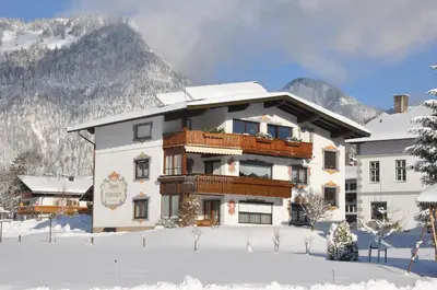 Ein allgemeiner Bergblick oder ein Berglick von der Pension aus
