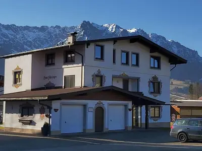 Ein allgemeiner Bergblick oder ein Berglick von der Pension aus