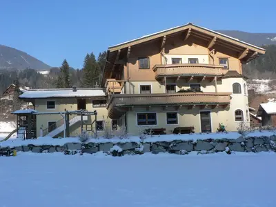 Ein allgemeiner Bergblick oder ein Berglick von des Bauernhofs aus