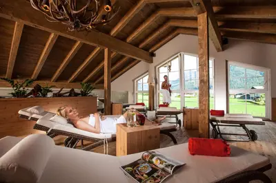 Ein Sitzbereich in der Unterkunft Waidringer Hof 4 Sterne Superior