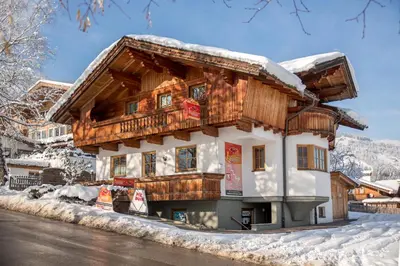 Das Gebäude in dem sich das Ferienhaus befindet