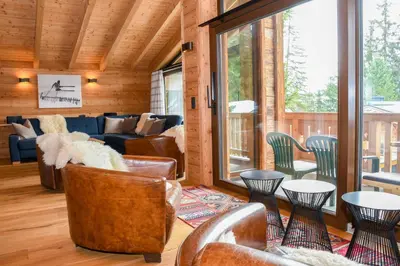 Ein Sitzbereich in der Unterkunft Astn Hütten Residenz Waldsicht Königsleiten - Ferienwohnungen
