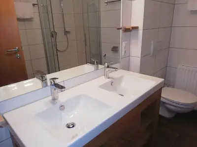 Ein Badezimmer in der Unterkunft Astn Hütten Residenz Waldsicht Königsleiten - Ferienwohnungen