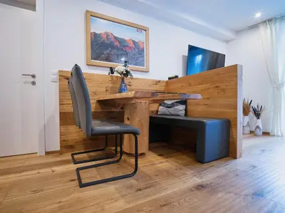 Ein Sitzbereich in der Unterkunft DESIGN LODGE - AlpenLuxus Collection
