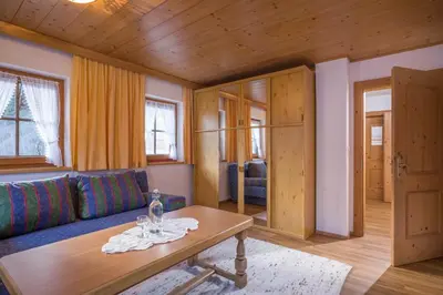 Ein Sitzbereich in der Unterkunft Chalet Walchenhof