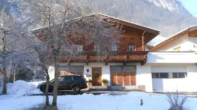 Ein allgemeiner Bergblick oder ein Berglick von des Ferienhauses aus